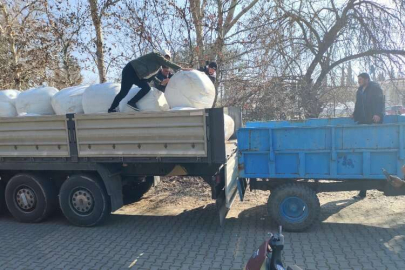 İzmit'in Kahramanmaraş'a gönderdiği yem tırları yüz güldürdü