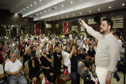 BTP lideri Hüseyin Baş gençlerle şarkı söyledi