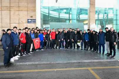 Milli güreşçiler yurda döndü