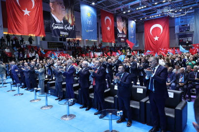 İYİ Parti Genel Başkanı Müsavat Dervişoğlu, İzmir’in Buca ilçesindeki bir okulda Andımızı okumak isteyen öğrencilere müdürün yaptığı müdahaleye tepki gösterdi.