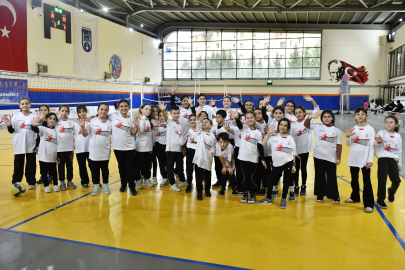 “FABRİKA VOLEYBOL” PROJESİ SAYESİNDE 290 ÇOCUK FİLEYLE TANIŞTI