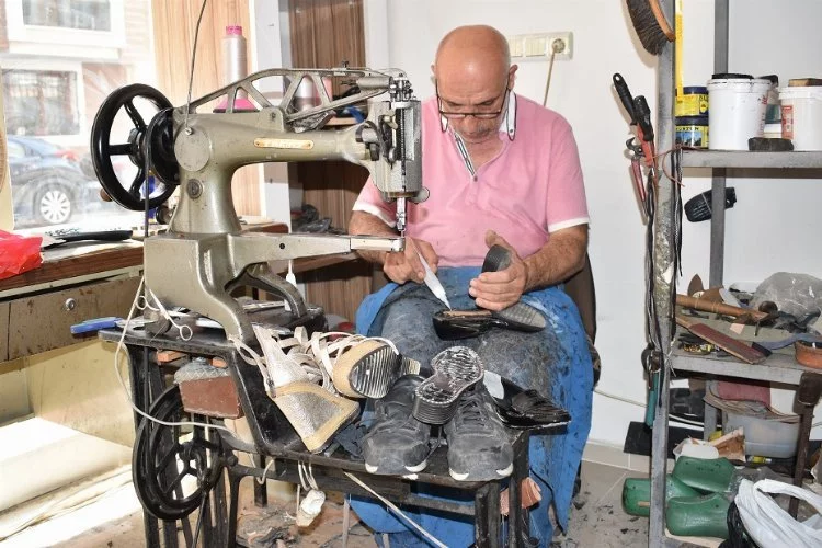46 yıldır ayakkabı tamirciliği yapıyor
