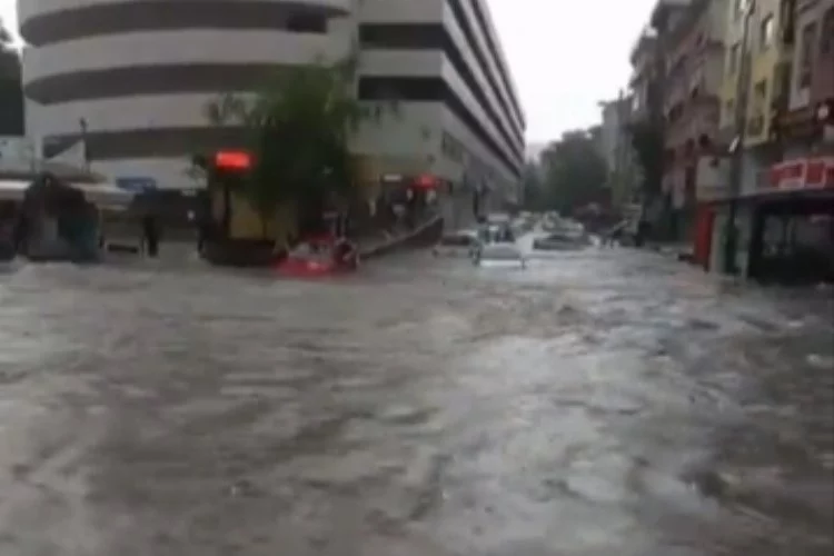 Ankara'yı sel aldı! Araçlar suya gömüldü!