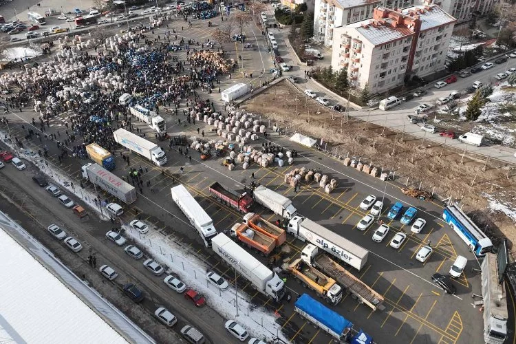 Ankaralılardan deprem bölgesine 500 tır yardım