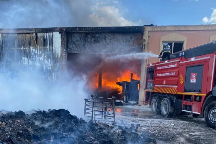 Bozüyük İnönü'de palet fabrikası yandı