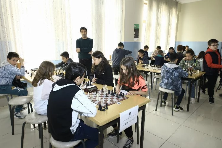 Bursa Yenişehir'de Yeşilay Satranç Turnuvası düzenlendi