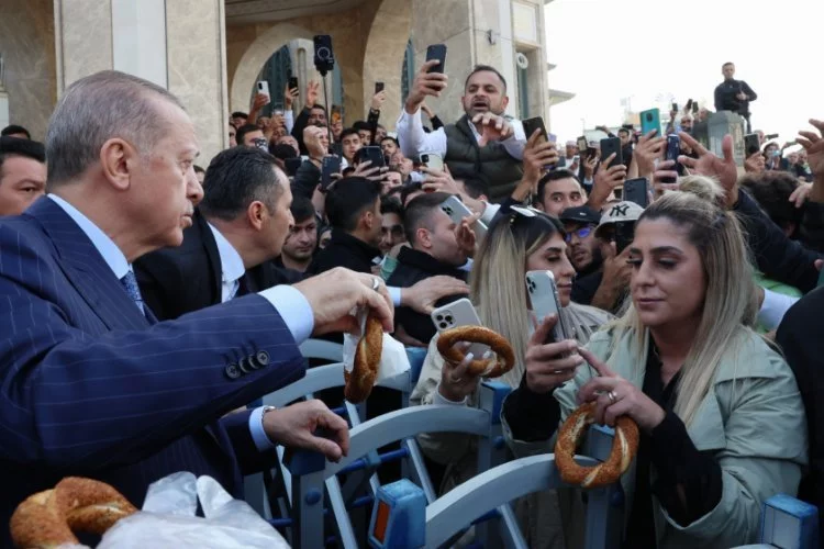 Cumhurbaşkanı Erdoğan'dan simit ikramı