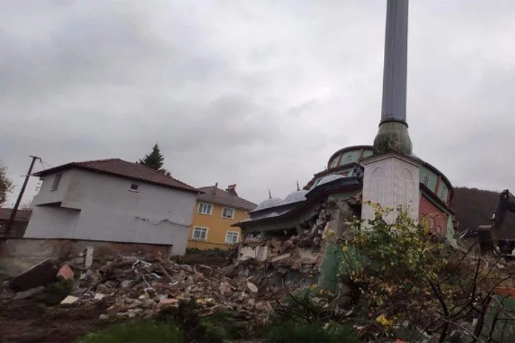 Depremde hasar gören cami yıkıldı