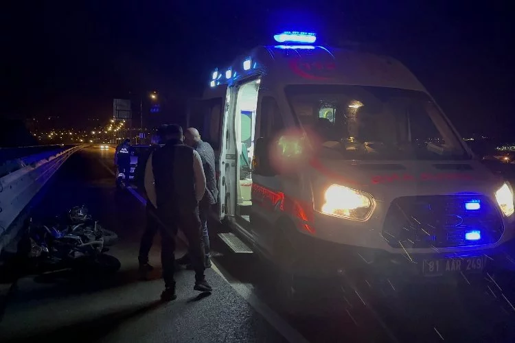 Düzce'de otomobil motosiklete çarptı: 2 yaralı