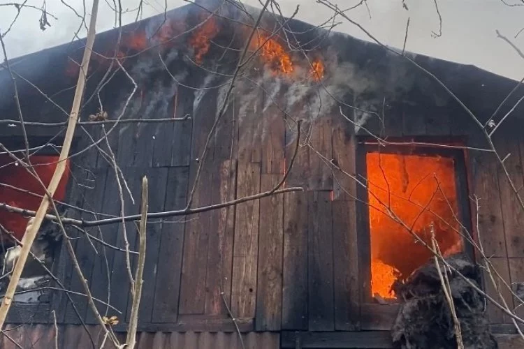 Düzce'de yangın: Ahşap ev kullanılamaz hale geldi