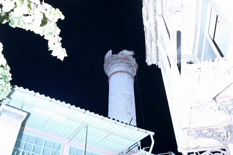 İzmir Buca'da 4,9 büyüklüğünde deprem... Konak'ta cami minaresi yıkıldı!