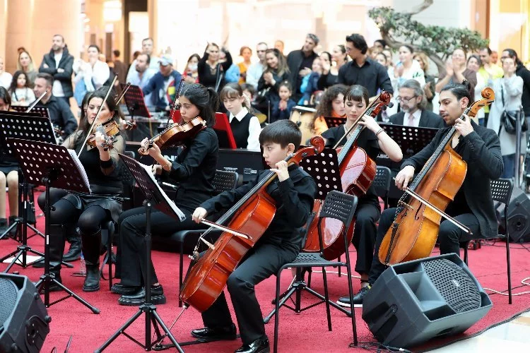 İzmir Narlıdere'de çocuk senfoni sanatseverleri büyüledi