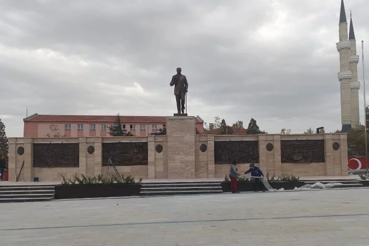 Keşan'da Atatürk Anıtı meydandaki yerini aldı