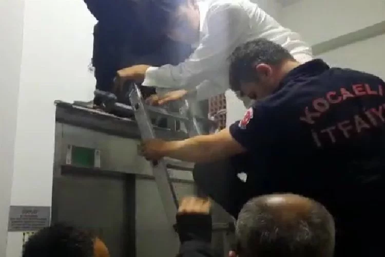 Kocaeli Gebze'de asansörde kalanları itfaiye kurtardı