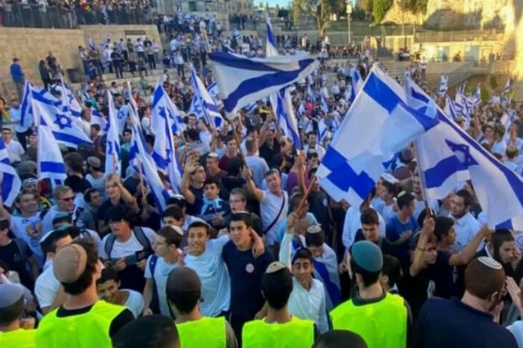 Polis gözetimindeki 332'den fazla Yahudi Mescid-i Aksa'yı bastı