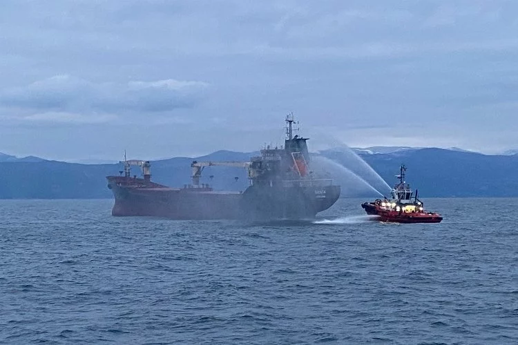 Sinop'ta yanan gemi Gerze'ye ulaştı.. Kayıp bir mürettebat aranıyor