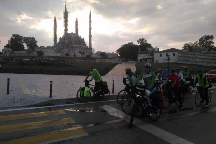 Uluslararası bisiklet turunun startı Edirne'den verildi